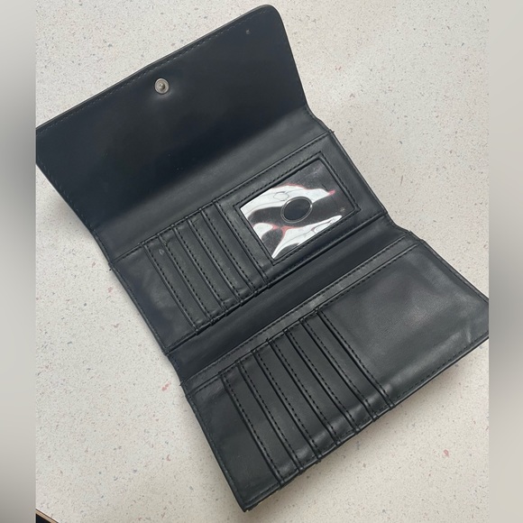 Guess Wallet - Picture 3 of 3